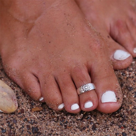 Jewelry - NWOT Silver Toe Ring